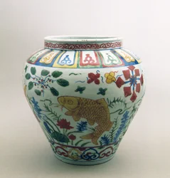 Jarra globular decorada con peces y flores, período Chia Ching (1522-66)